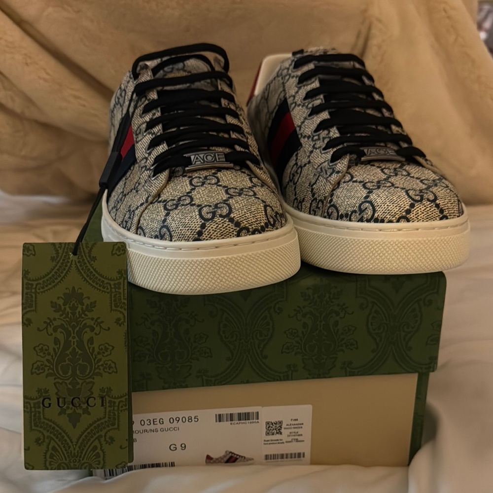 Gucci Black and White Sneakers Classic Low-Top Design